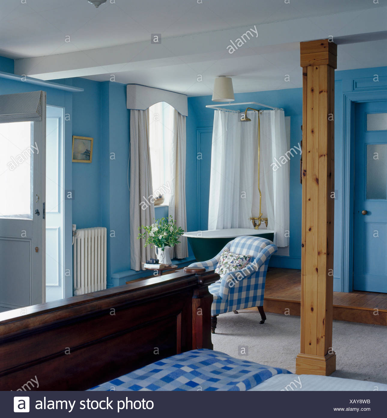 Aufrechte Holzbalken in blaue Küste Schlafzimmer mit Dusche oben ... Aufrechte Holzbalken in blaue Küste Schlafzimmer mit Dusche oben ...