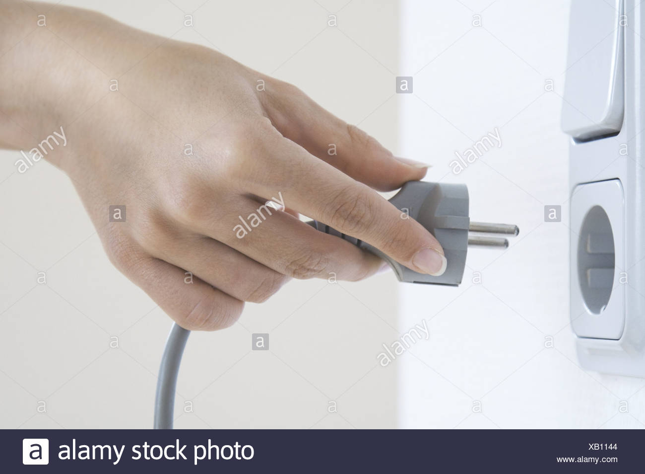 Nahaufnahme Von Frauenhand Einfugen Elektrische Stecker In Steckdose Stecken Stockfotografie Alamy