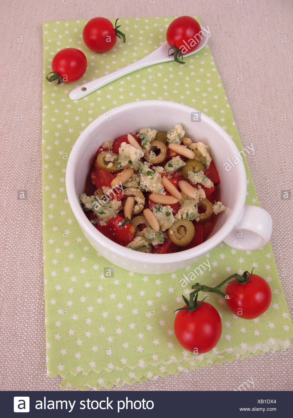 Tassencrumble mit Tomaten, Oliven und Käse bröckelt ond Pinienkerne aus der  Mikrowelle Stockfotografie - Alamy