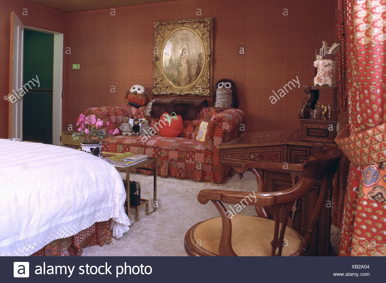 Sofa in siebziger Jahre Schlafzimmer mit Terrakotta Farbe Wände und ... Sofa in siebziger Jahre Schlafzimmer mit Terrakotta Farbe Wände und ...