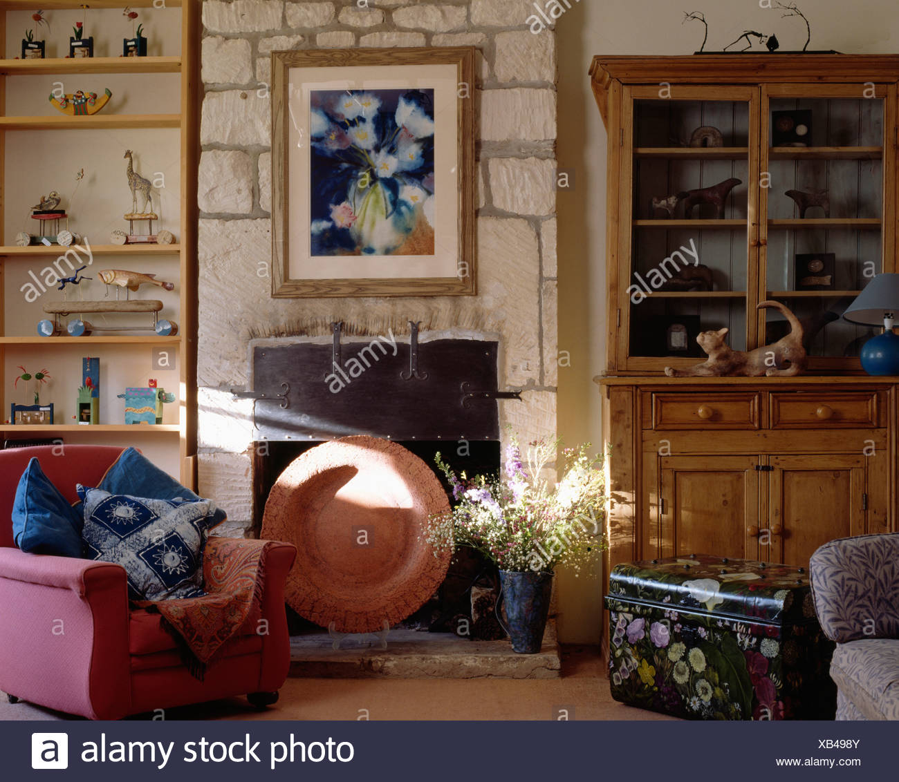 Traditionelle Wohnzimmer Mit Kommode Und Kamin Im Natursteinmauer Stockfoto Bild 282222219 Alamy