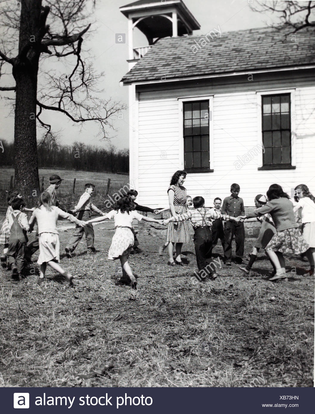 Kinder Und Lehrer Spielen Im Schulhof 1950 S Stockfotografie Alamy