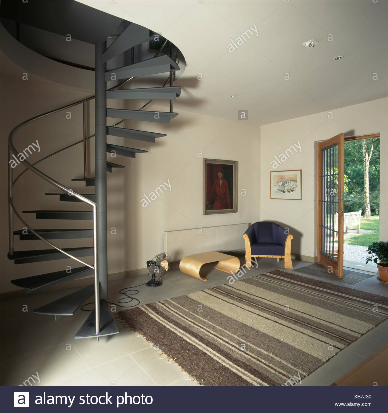 Grau Gestreift Teppich In Einer Neunziger Jahre Halle Mit Einem Metall Wendeltreppe Und Blass Holzstuhl Mit Passenden Couchtisch Stockfotografie Alamy