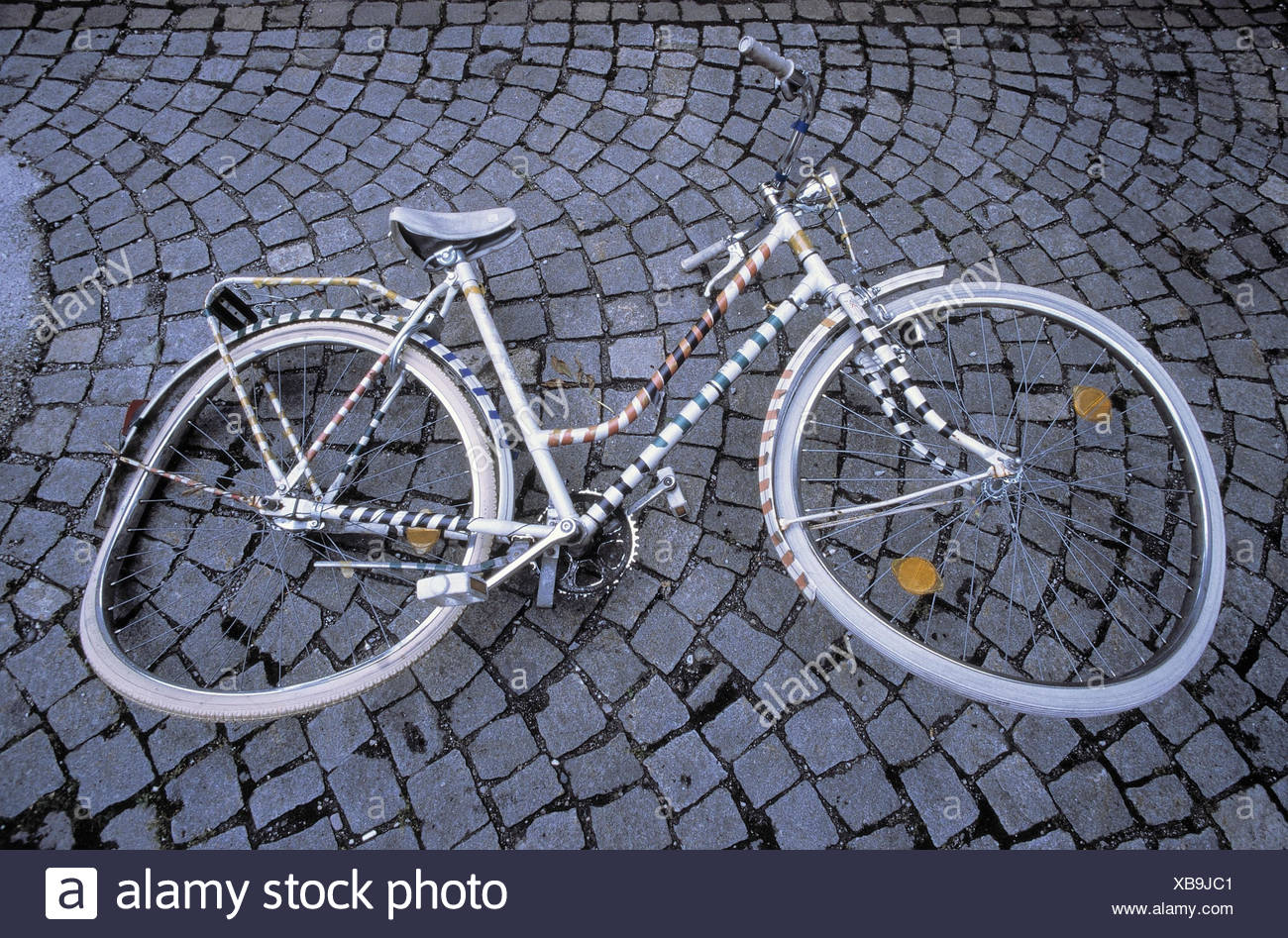 Kopfsteinpflaster Fahrrad Gebrochen Draussen Produktfotografie Radian Damen Fahrrad Luge Fahrradreifen Achter Unfall Fahrradunfall Spektrale Filter Blau Stockfotografie Alamy