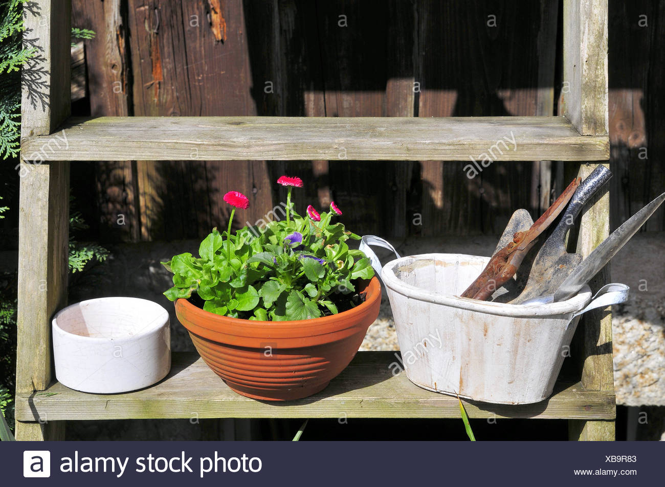 Fruhling Blumentopfe Hutte Gartenwerkzeuge Stockfotografie Alamy