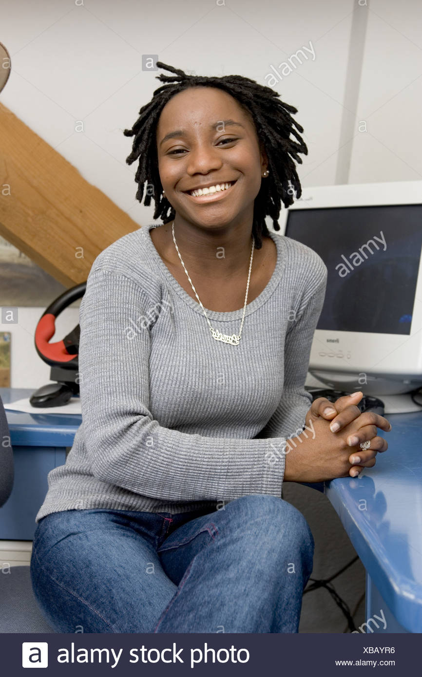 Niedliche Afrikanische Amerikanische Teenager Madchen Mit Afro Frisur Eine Nur Stockfotografie Alamy