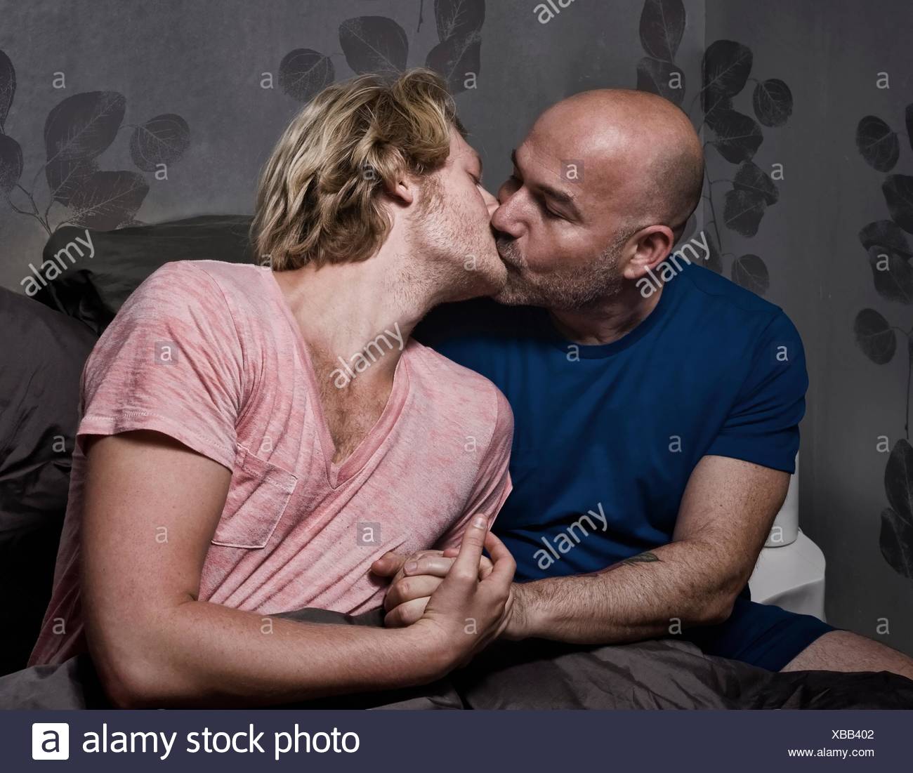 Mature Gay Couple Kissing Stockfotos Und Bilder Kaufen Alamy Mature Gay Couple Kissing Stockfotos Und Bilder Kaufen Alamy