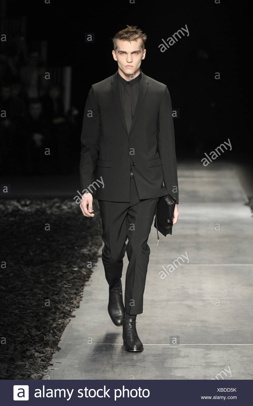 Dihomme Paris Bereit Hosenanzug Tragen Menswear Herbst Winter Schwarz Schwarzes Hemd Schwarze Krawatte Schwarze Ankle Boots Halt Eine Stockfotografie Alamy