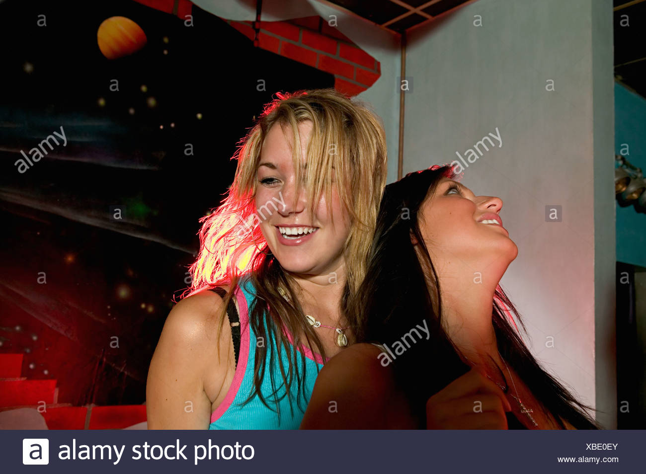 Zwei Asiatinnen feiern eine Scat Party Zwei Asiatinnen feiern eine Scat Party