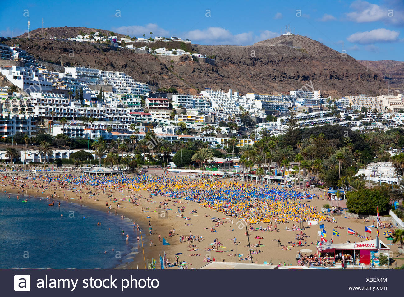 Menschen Am Strand Von Puerto Rico Gran Canaria Kanarische Inseln Spanien Europa Atlantik Stockfotografie Alamy