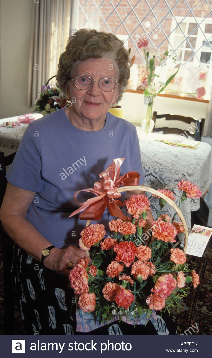 Altere Frau Feiert Ihren 80 Geburtstag Mit Einer Anordnung Der Blumen In Einem Korb Uk Stockfotografie Alamy