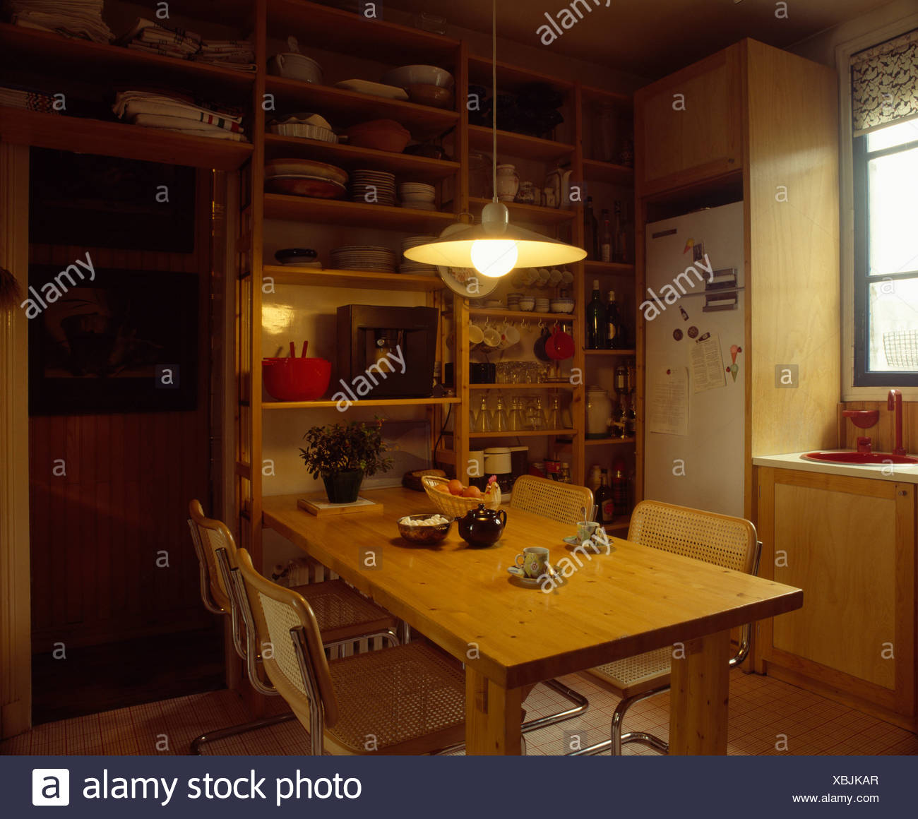 Lampe über Holztisch im 70er Jahre Küche Stockfoto, Bild ... Lampe über Holztisch im 70er Jahre Küche Stockfoto, Bild ...