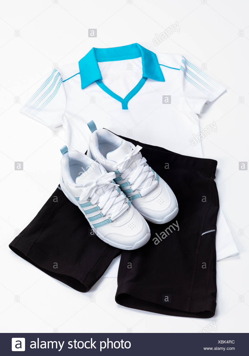 Damen Sportoutfit Weisses Hemd Schwarze Fitness Shorts Und Laufschuhe Stockfotografie Alamy