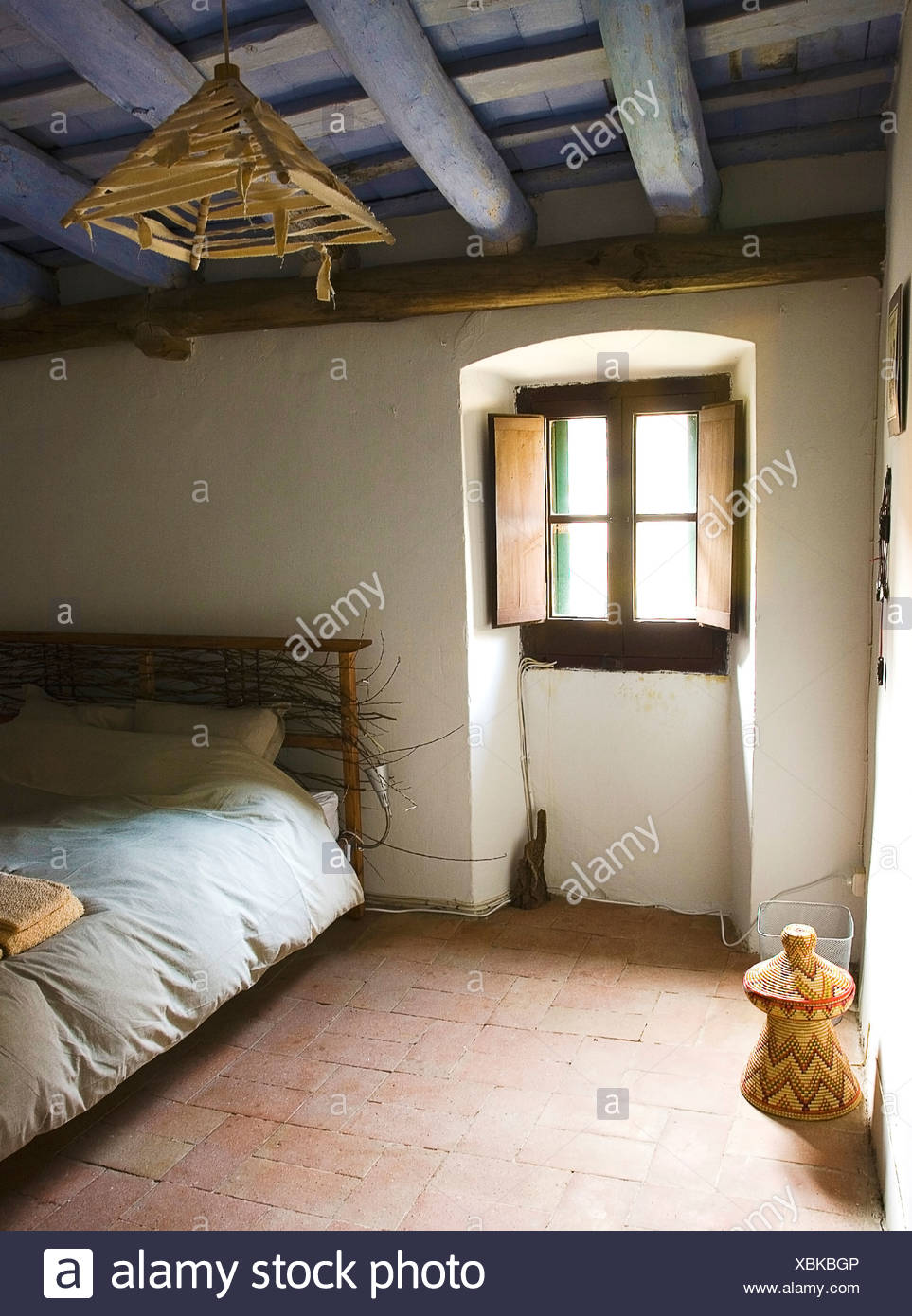 Rustikales Schlafzimmer In Traditionellen Bauernhaus Fliesenboden Stockfotografie Alamy