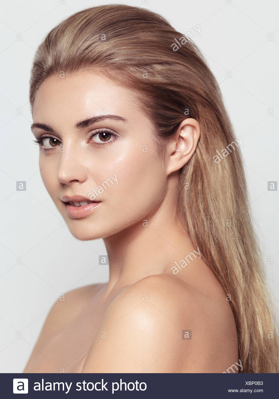Beauty Portrait Von Junge Exotische Frau Gesicht Mit Hellbraune Haare Und Naturlich Sauber Aussehen Stockfotografie Alamy