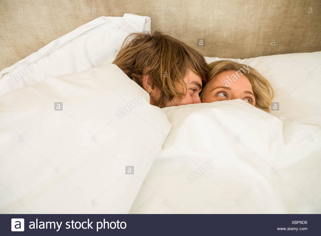 Susses Paar Kuscheln Unter Der Decke Stockfotografie Alamy