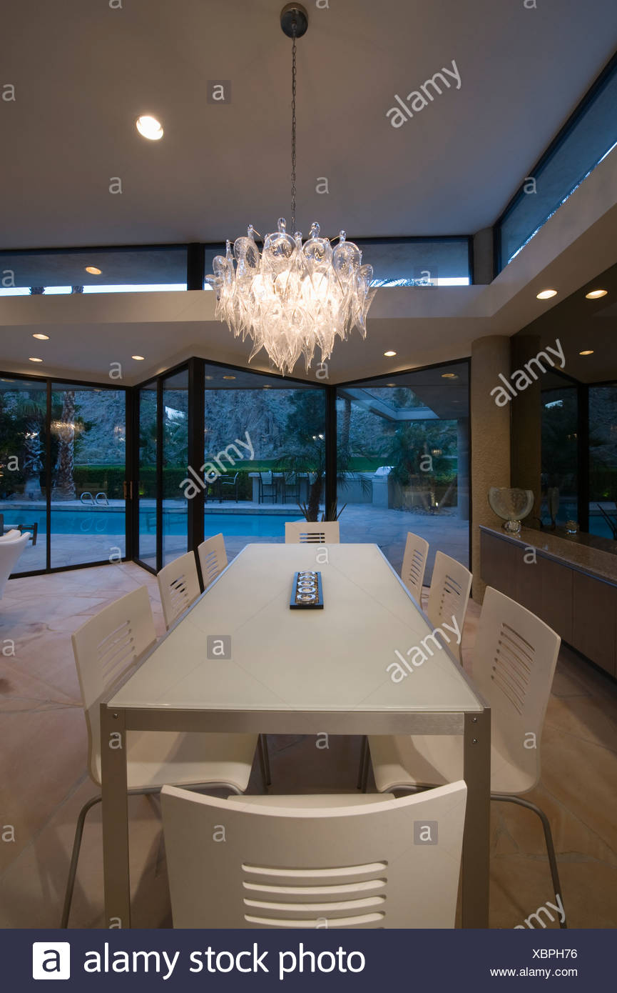 Esstisch Von Palm Springs Nach Hause Mit Glas Kronleuchter Beleuchtet Stockfotografie Alamy