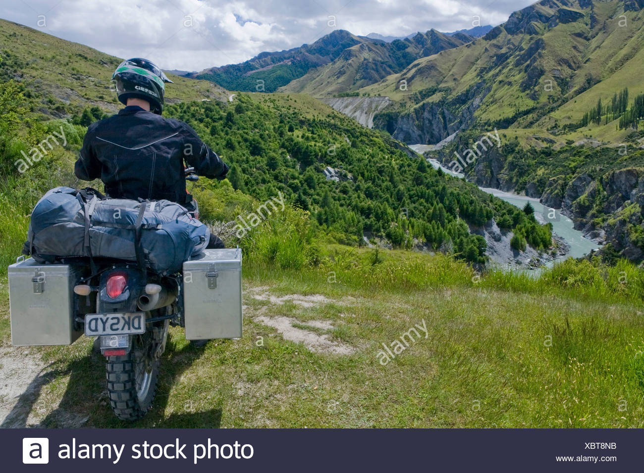 Motorradfahrer Auf Einer Enduro Motorrad Am Shotover River In Den Grunen Skippers Canyon Queenstown Sudinsel Neuseeland Stockfotografie Alamy
