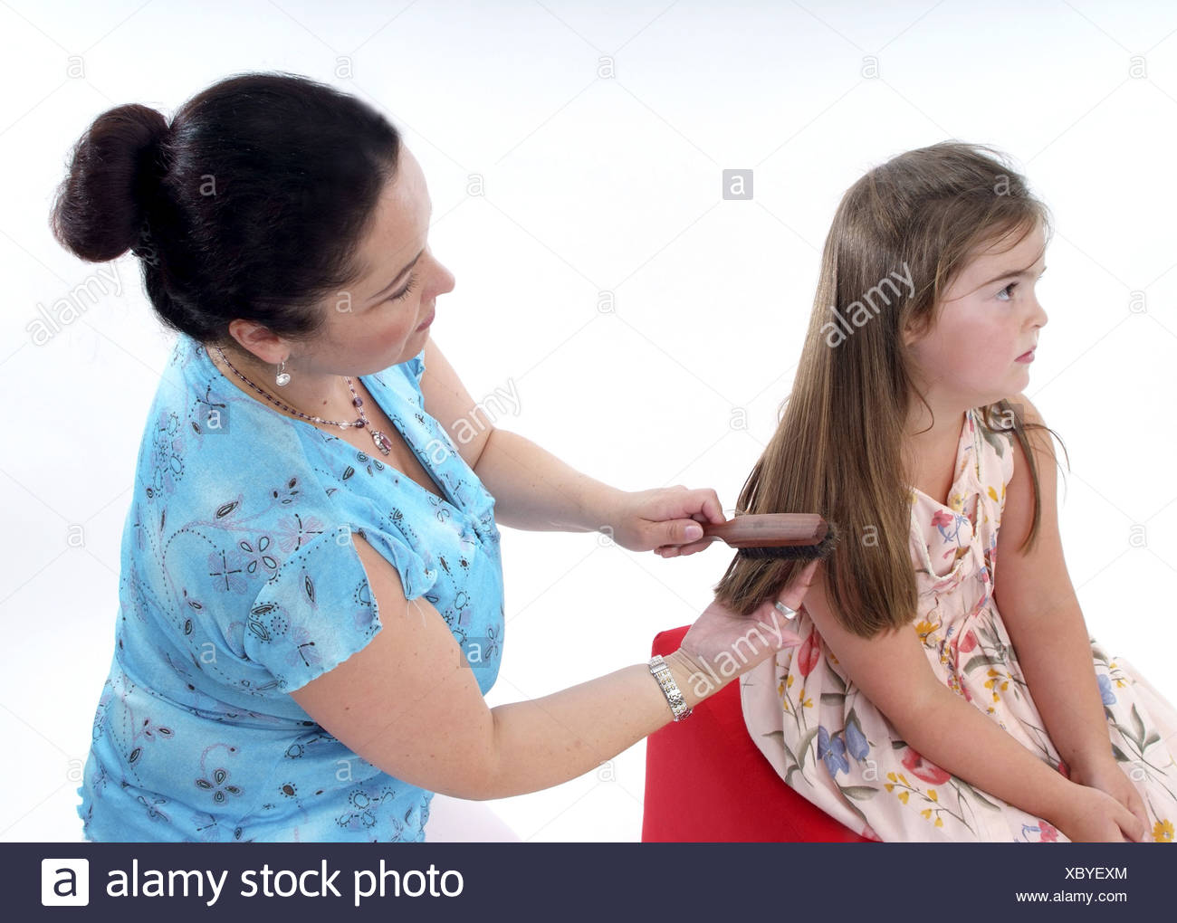 mutter bursten ihre tochter lange haare