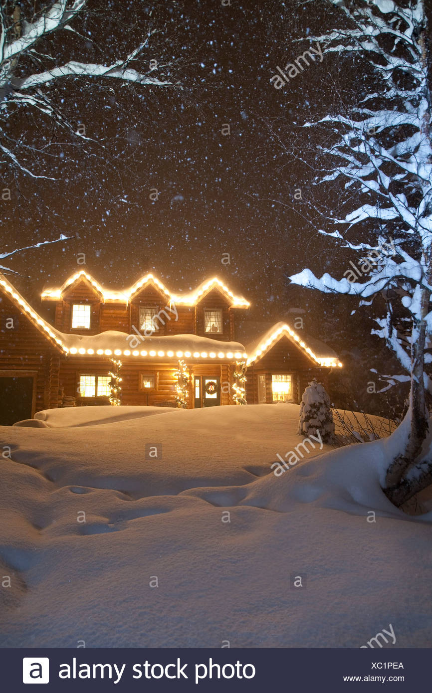 Blockhaus Mit Weihnachtsbeleuchtung Dekoriert Mit Schnee Fallt Anchorage Alaska Stockfotografie Alamy