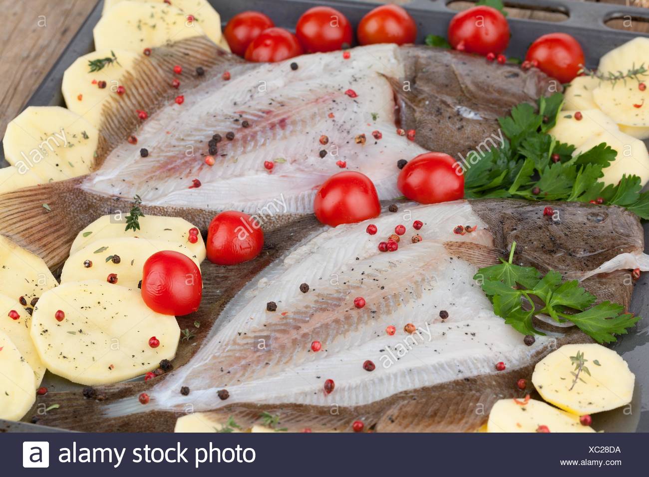 Backblech Mit Rohen Steinbutt Fisch Und Kartoffeln In Scheiben