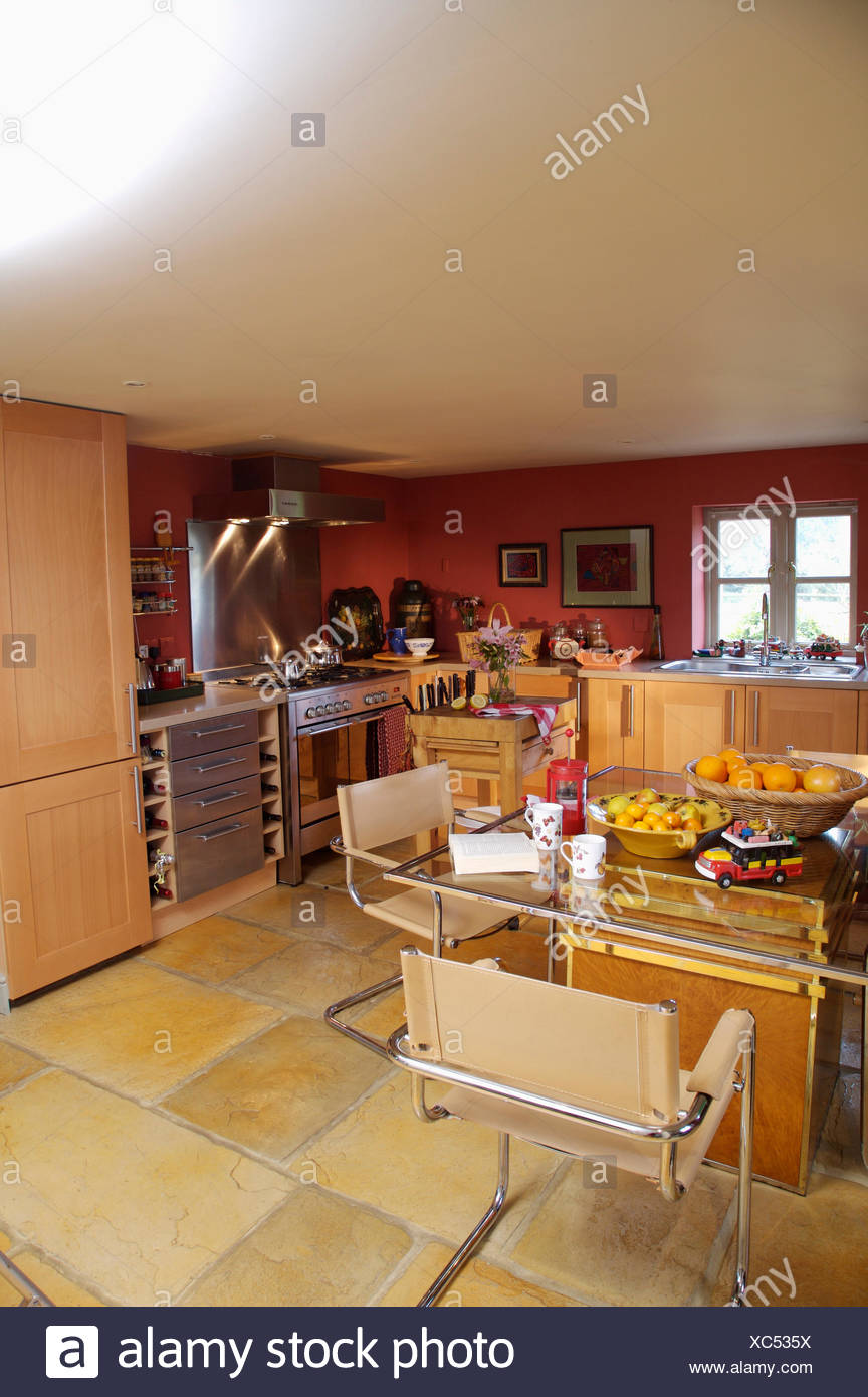 Moderne Beige Lederstuhle Und Esstisch Aus Glas In Rot Cottage Kuche Erweiterung Mit Steinboden Stockfotografie Alamy