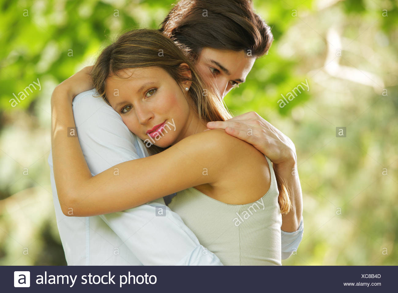 Die Romantische Umarmung Eines Jungen Paares In Der Liebe Stockfotografie Alamy