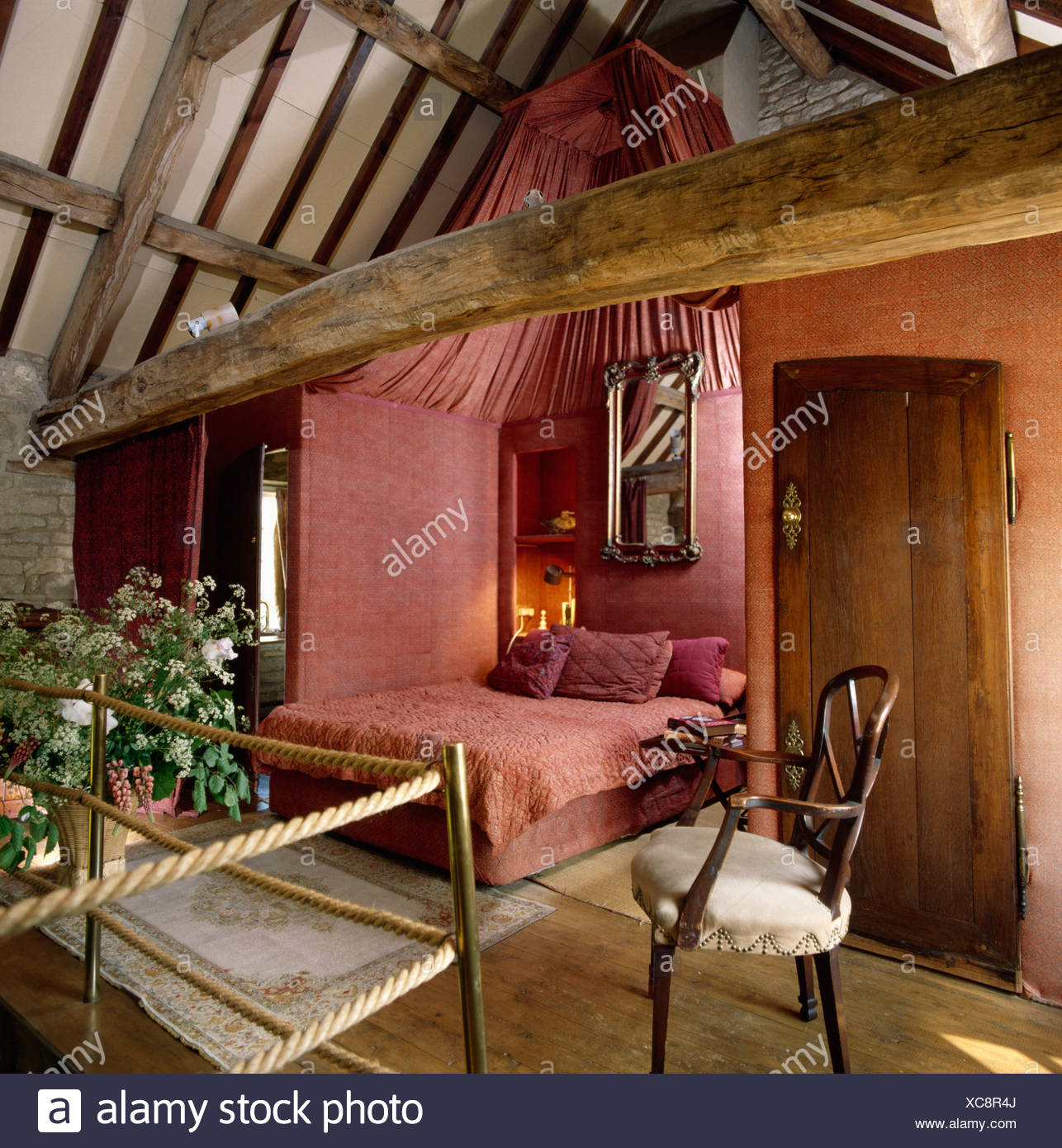 Alkoven-Schlafzimmer mit Bett mit rosa Bettwäsche und passende Alkoven-Schlafzimmer mit Bett mit rosa Bettwäsche und passende