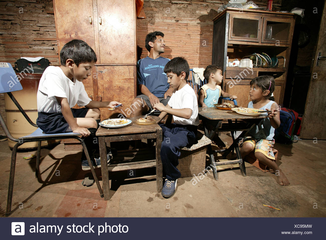 Guarani Familie Essen Alleinerziehender Vater In Den Armen Gegend Von Chacarita Asuncion Paraguay Sudamerika Stockfotografie Alamy