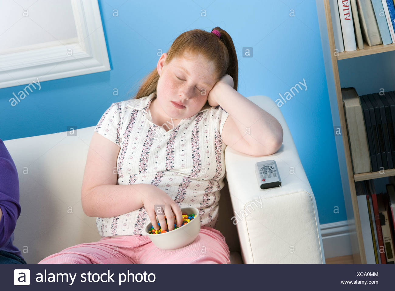 Ubergewichtige Madchen Schlaft Auf Sofa Stockfotografie Alamy