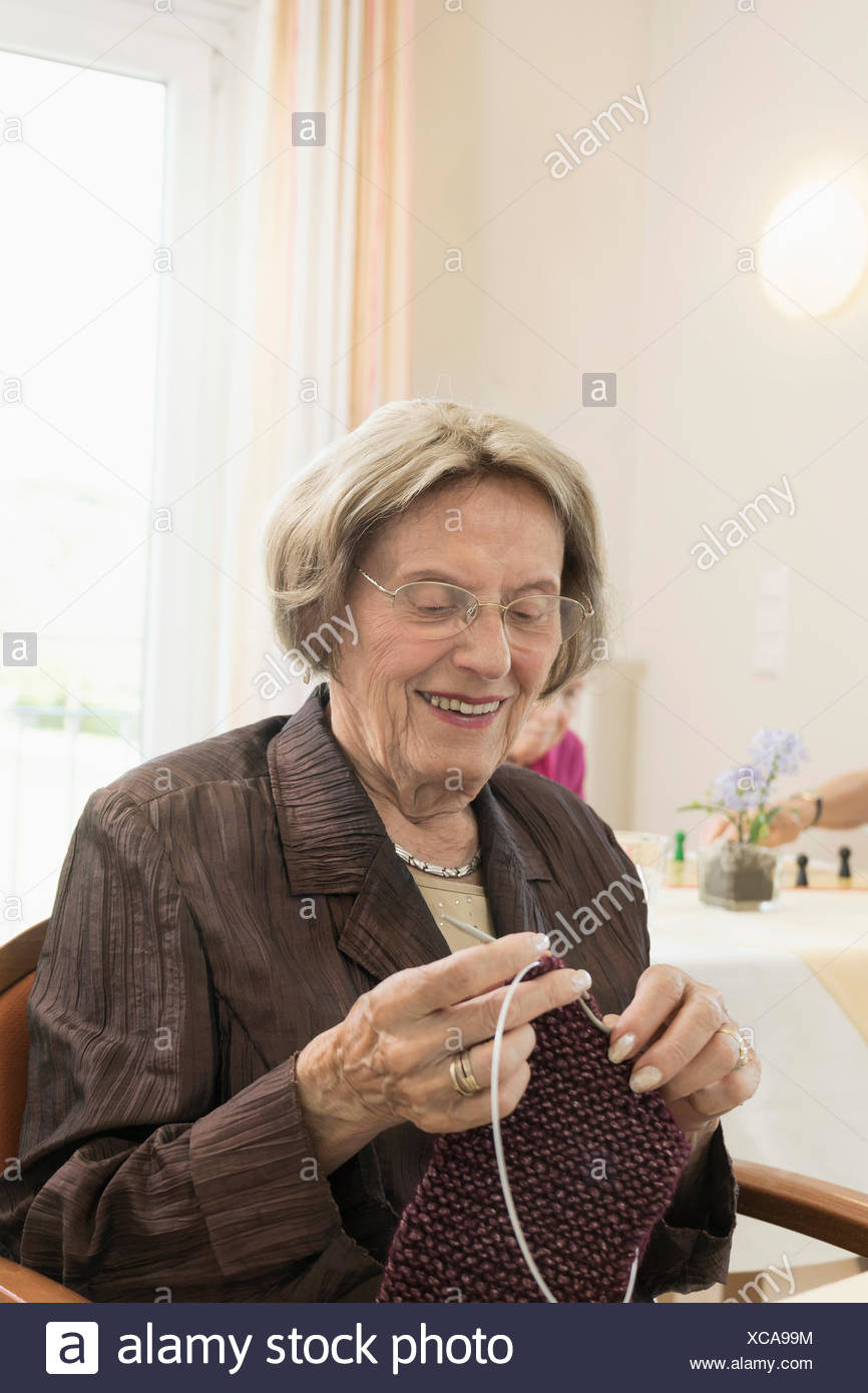 Altere Frau In Ruhe Zuhause Hakeln Stockfoto Bild 282968608 Alamy