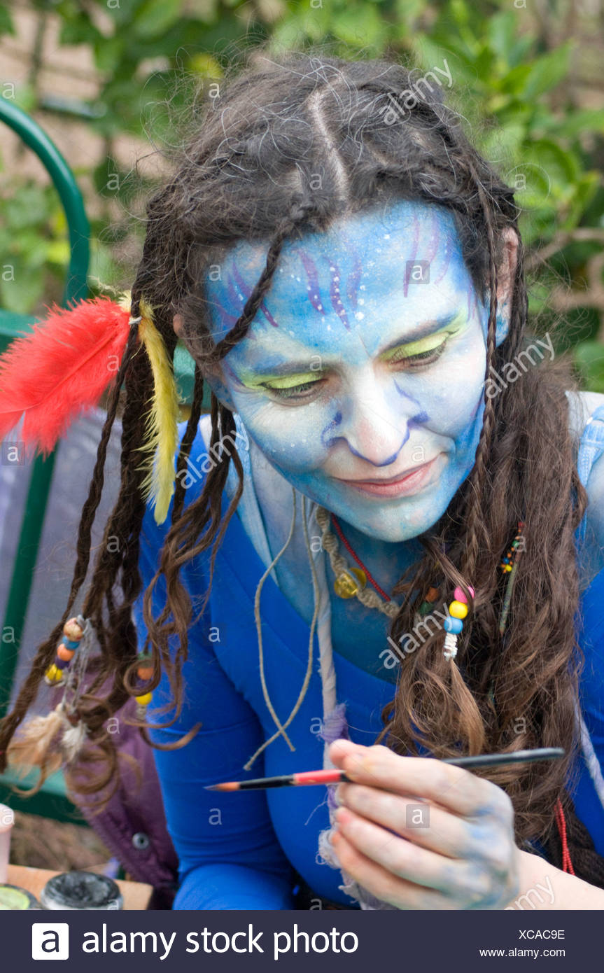 Frau In Einem Kostum Neytiri Ein Na Vi Aus Dem 2009 Avatar Film Stockfotografie Alamy