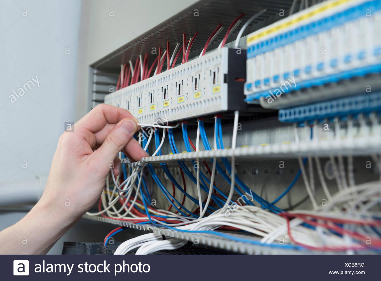 Nahaufnahme Der Elektriker Verlegen Kabel In Verteilung Sicherungskasten Munchen Bayern Deutschland Stockfotografie Alamy