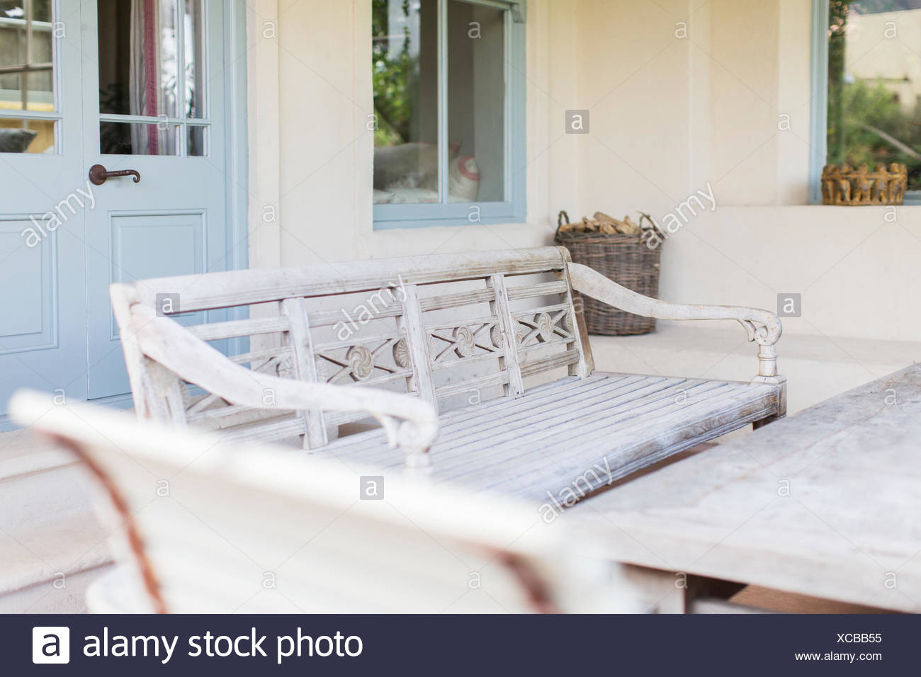 Bank Und Tisch Im Modernen Garten Stockfoto Bild 282992001 Alamy