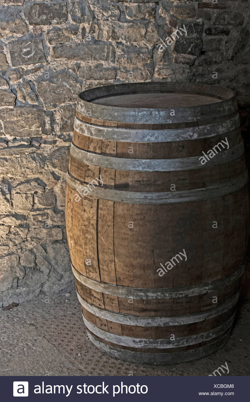 Altes Weinfass In Dunklem Gewolbe Stockfotografie Alamy