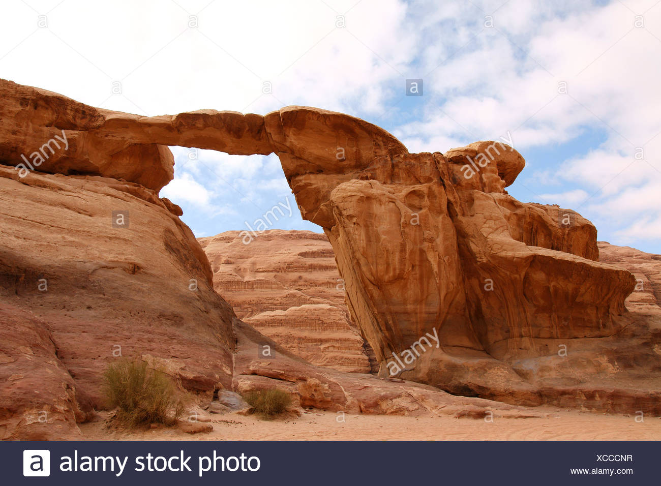Brucke Bogen Jordan Wadi Rum Stein Wuste Odland Brucke Bogen Felsen Stockfotografie Alamy