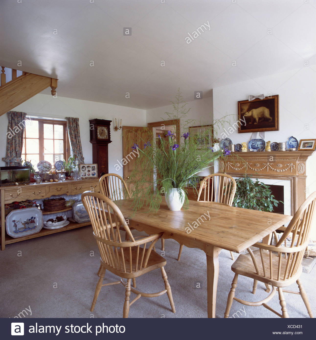 holztisch esszimmer, kleines land esszimmer mit holztisch und windsor stühle stockfoto, Design ideen
