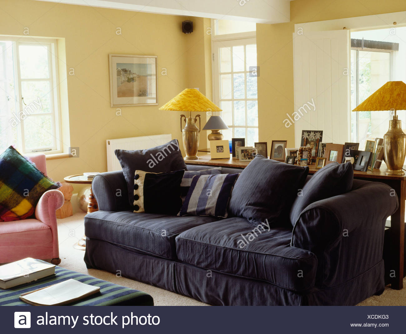 Gelbe Lampen Am Tisch Hinter Blauen Sofa Im Wohnzimmer Erweiterung Land Stockfotografie Alamy