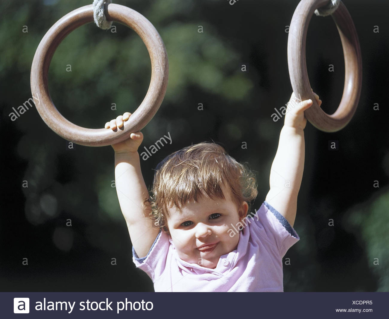 Kleinkind Turngeraten Ringe Kind Madchen Klein Hangen