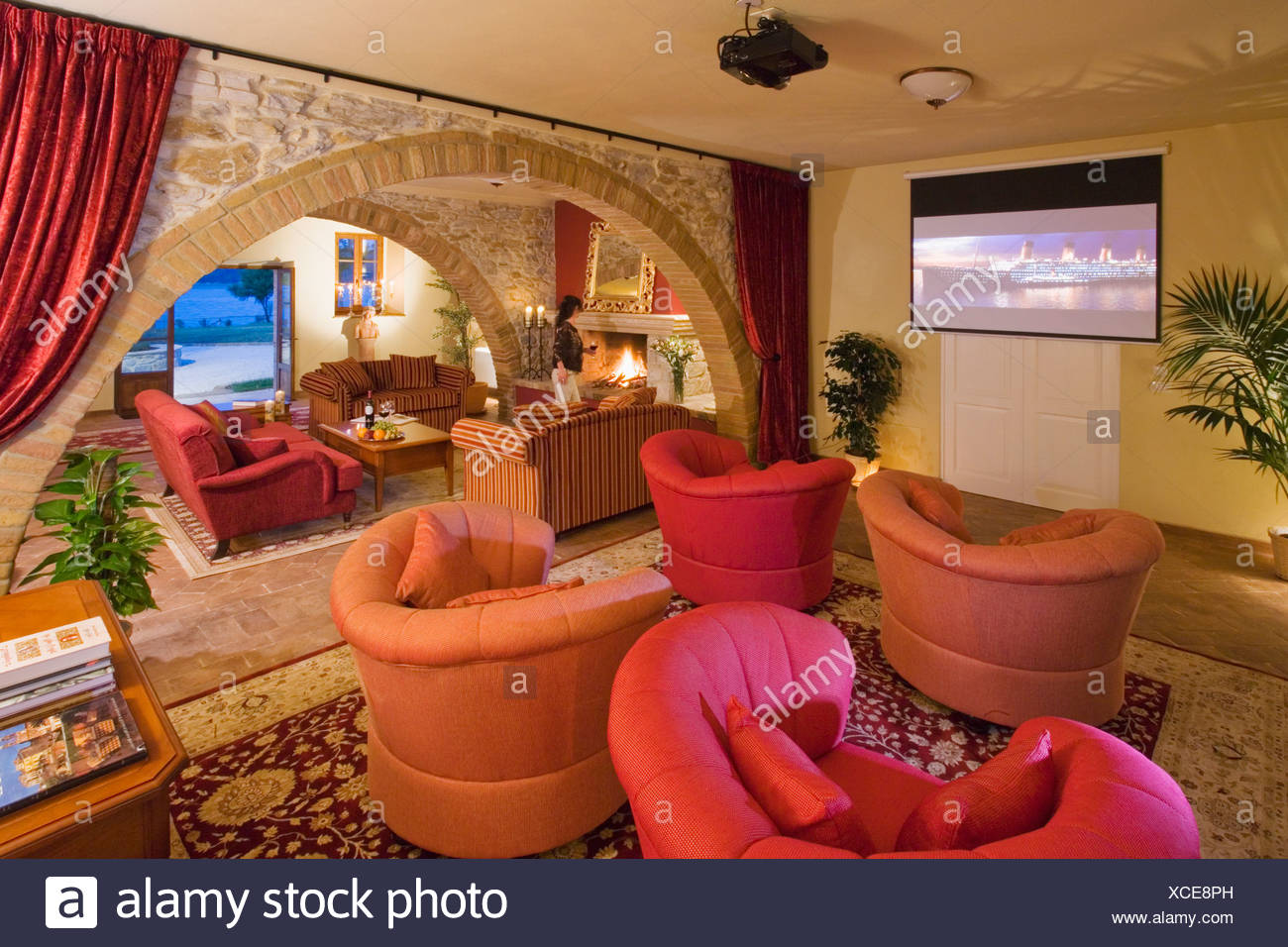 Kleines Kino-Bildschirm an der spanischen Wohnzimmer mit rot und ... Kleines Kino-Bildschirm an der spanischen Wohnzimmer mit rot und ...