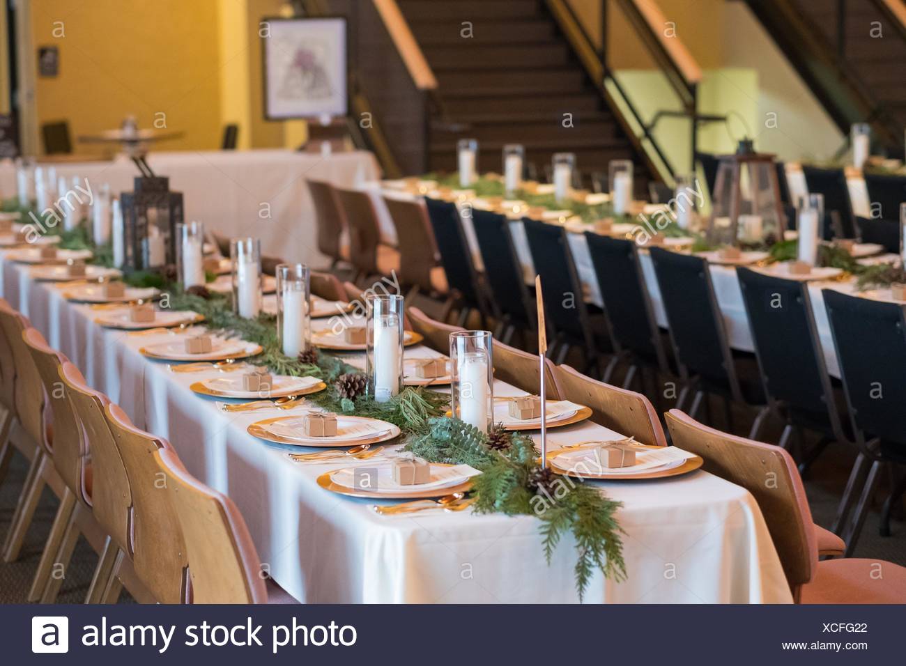 Hochzeitstische Rezeption mit Sitzgelegenheiten, Platten und Kerzen zu