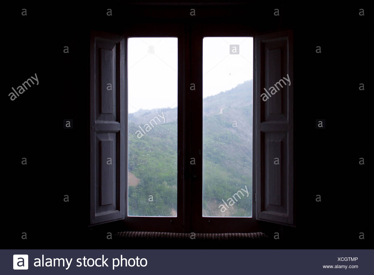 Dunkler Raum Mit Fenster Stockfotos Und Bilder Kaufen Alamy