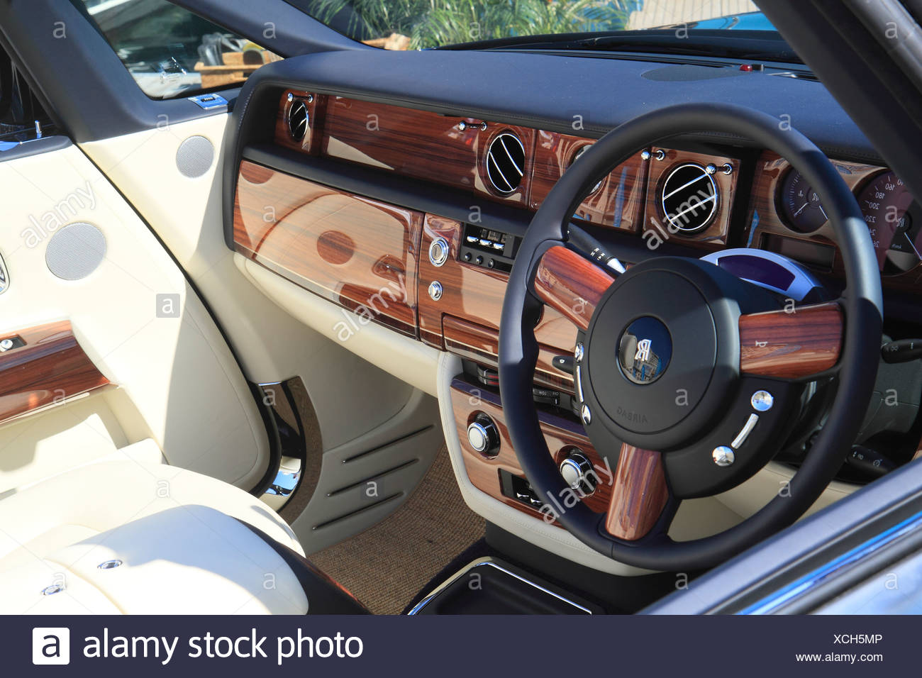 Lenkrad und Armaturenbrett ein Rolls Royce Cabrio, Monaco Yacht Show, Port  Hercule, Monaco, Cote d ' Azur Stockfotografie - Alamy