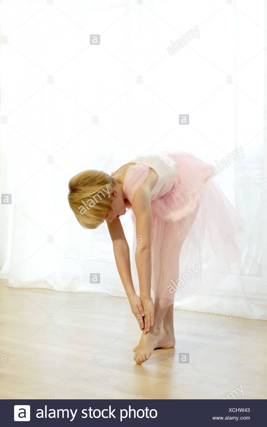 Ballett-Tanz, Geste, Ballettsaal, Tanzsaal, Mädchen, Kind, 5-8 Jahre,  Hobby, Freude, Spaß, Talent, Tanz, Ausbildung, Ballett, Ballett, Ballerina,  Ballett Kleid, Kleid, Tutu, Stellung, Pose, Praxis, gebogenen vorwärts  Stockfotografie - Alamy