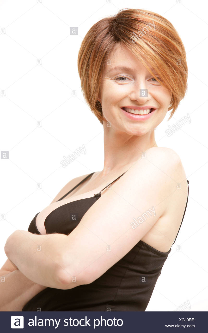 Eine Frau Mit Einer Victoria Beckham Frisur Und Ein Schwarzes Top Arme Kreuzen Und Grinsend Stockfotografie Alamy