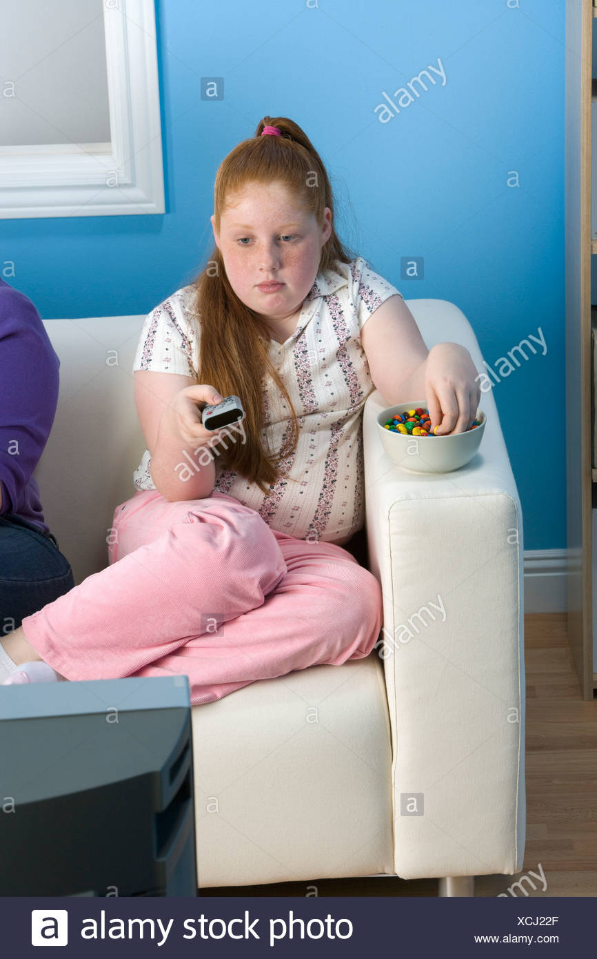 Ubergewichtige Madchen Vor Dem Fernseher Auf Sofa Stockfotografie Alamy