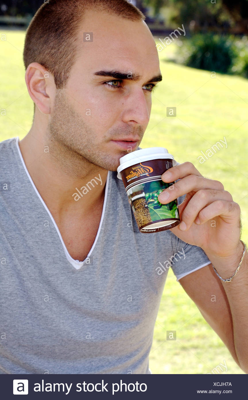 grauen v hals t shirt kaffeetrinken