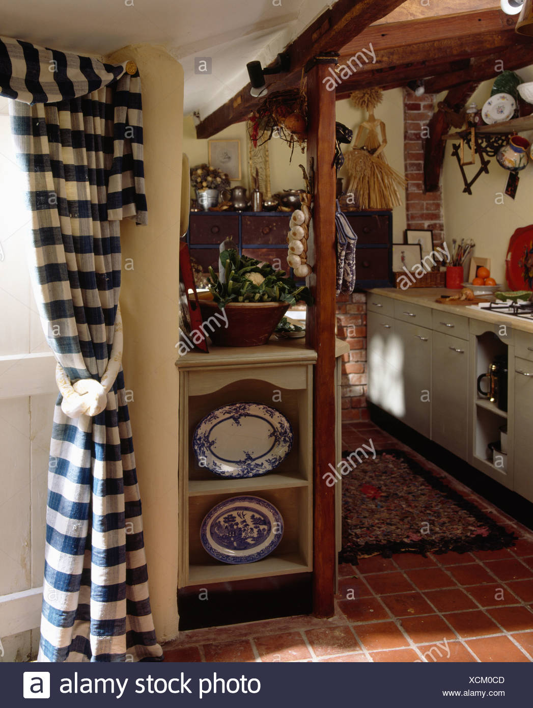 Kleines Cottage-Küche mit Regal neben blauen und weißen Check Tür ... Kleines Cottage-Küche mit Regal neben blauen und weißen Check Tür ...