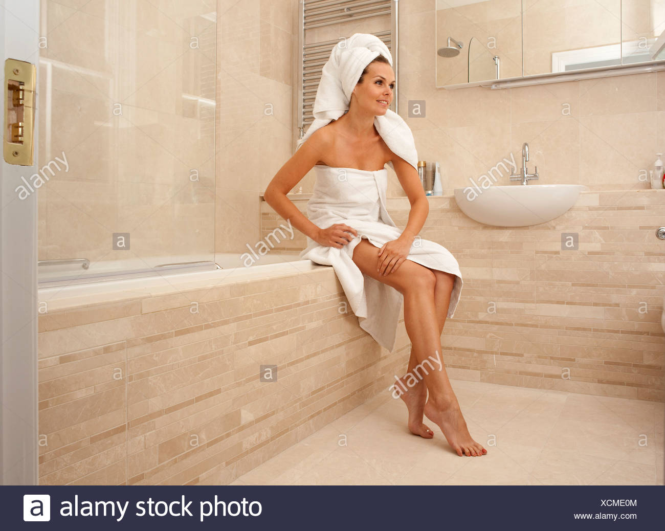 Schone Frau Auf Der Suche Nach Ihrem Korper Stockfotografie Alamy