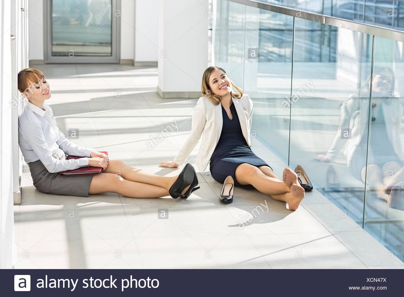 Entspannung Im Buro Flur Mude Geschaftsfrau Stockfotografie Alamy